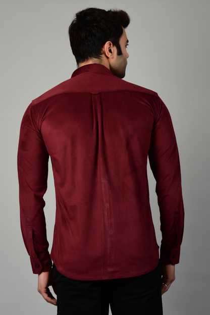 Model showcasing the black side of the marron shirt,highlighting it's back design and snug fit-Muselot