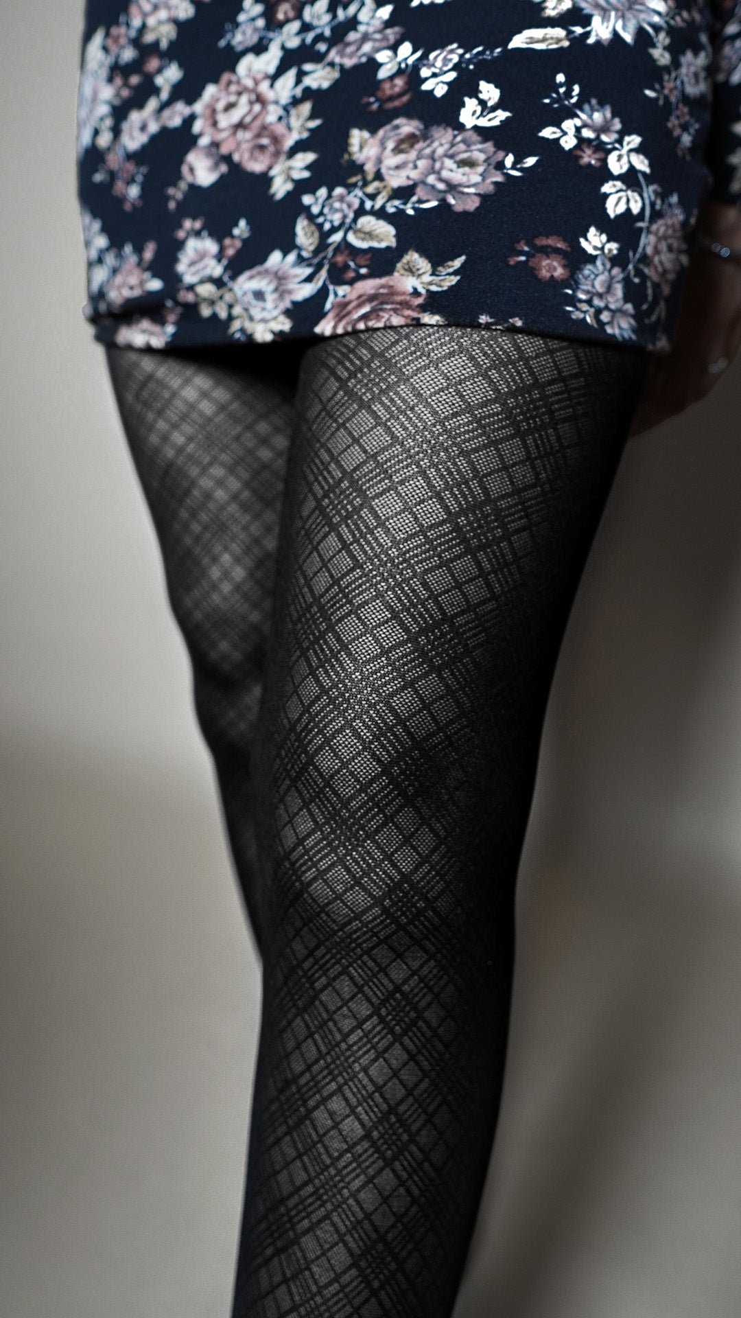 A close look of the stocking of a model that a patterned and transparent, black colored and comfortable, highlighting its tear resistant feature-Muselot