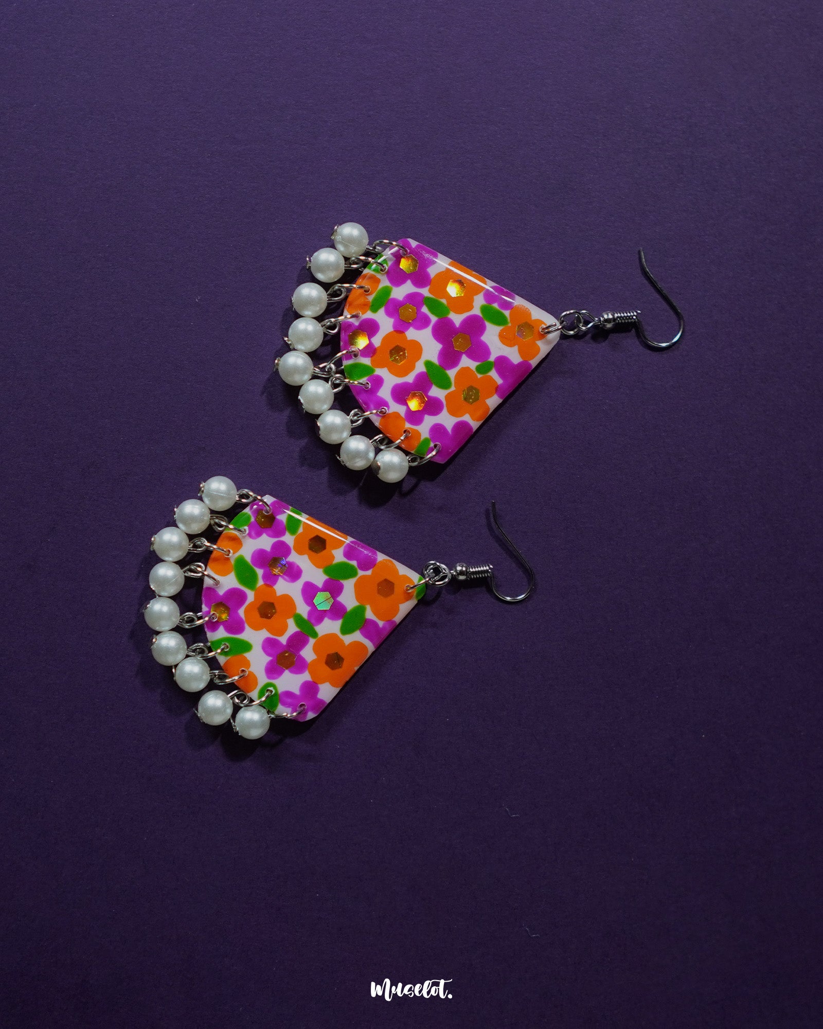 Detailed view of Guldaan floral earrings, highlighting vibrant brushwork and pearl drop embellishments against a clean backdrop – Muselot.