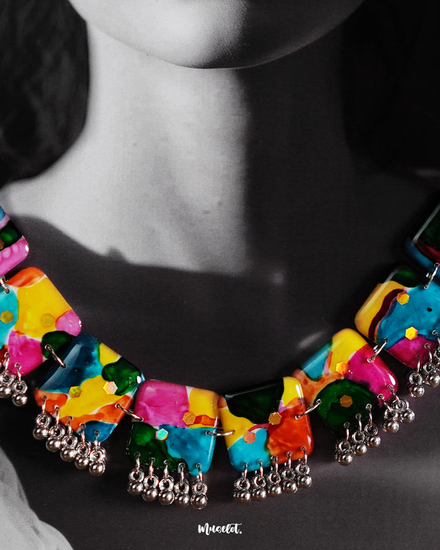 Close-up shot of the multicolor boho necklace from Muselot worn by a model, focusing on the neckline. The intricate beads and eclectic arrangement of colors are highlighted, showcasing the handcrafted detail and vibrant boho charm — Muselot