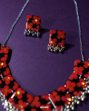 A stunning Raktphool floral jewelry set featuring a pair of elegant earrings, designed with intricate floral motifs that add a touch of grace and sophistication. The detailed craftsmanship of the earrings makes them an ideal choice for enhancing any ensemble — Muselot.