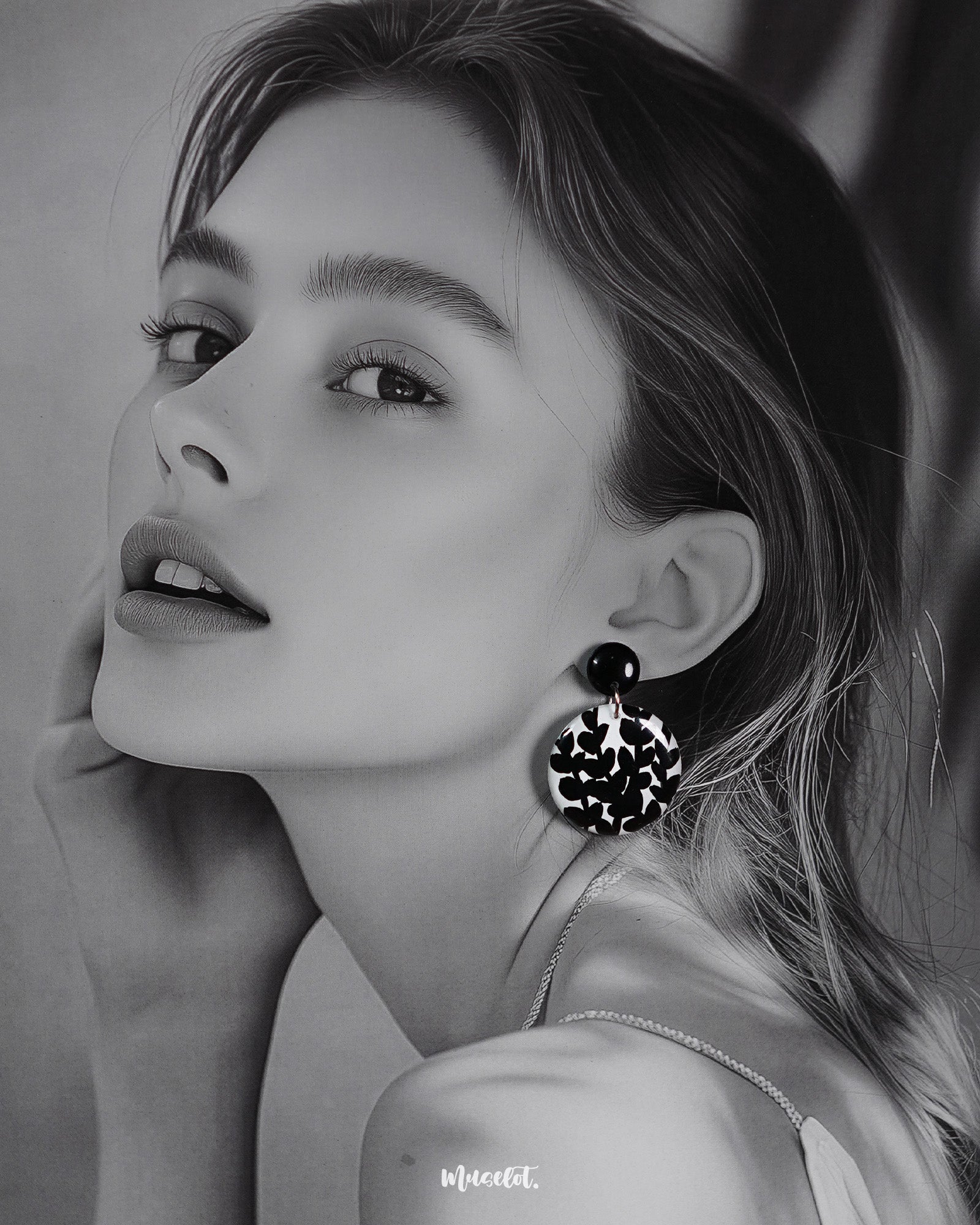  a model wearing Siyahgul black earrings, featuring a sleek silhouette and intricate design that exude bold sophistication and modern elegance — Muselot.