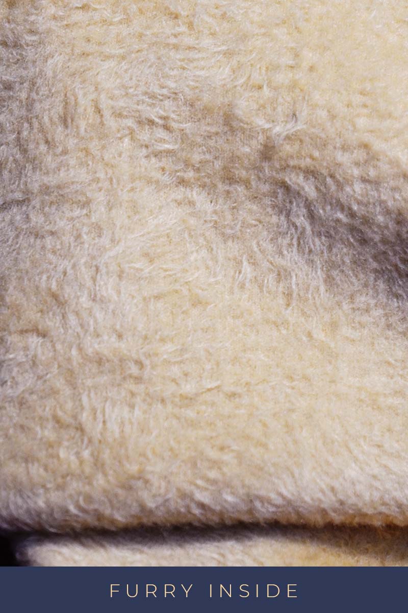 Close-up of a soft, furry material in a light beige color, emphasizing its fluffy and cozy texture - Muselot