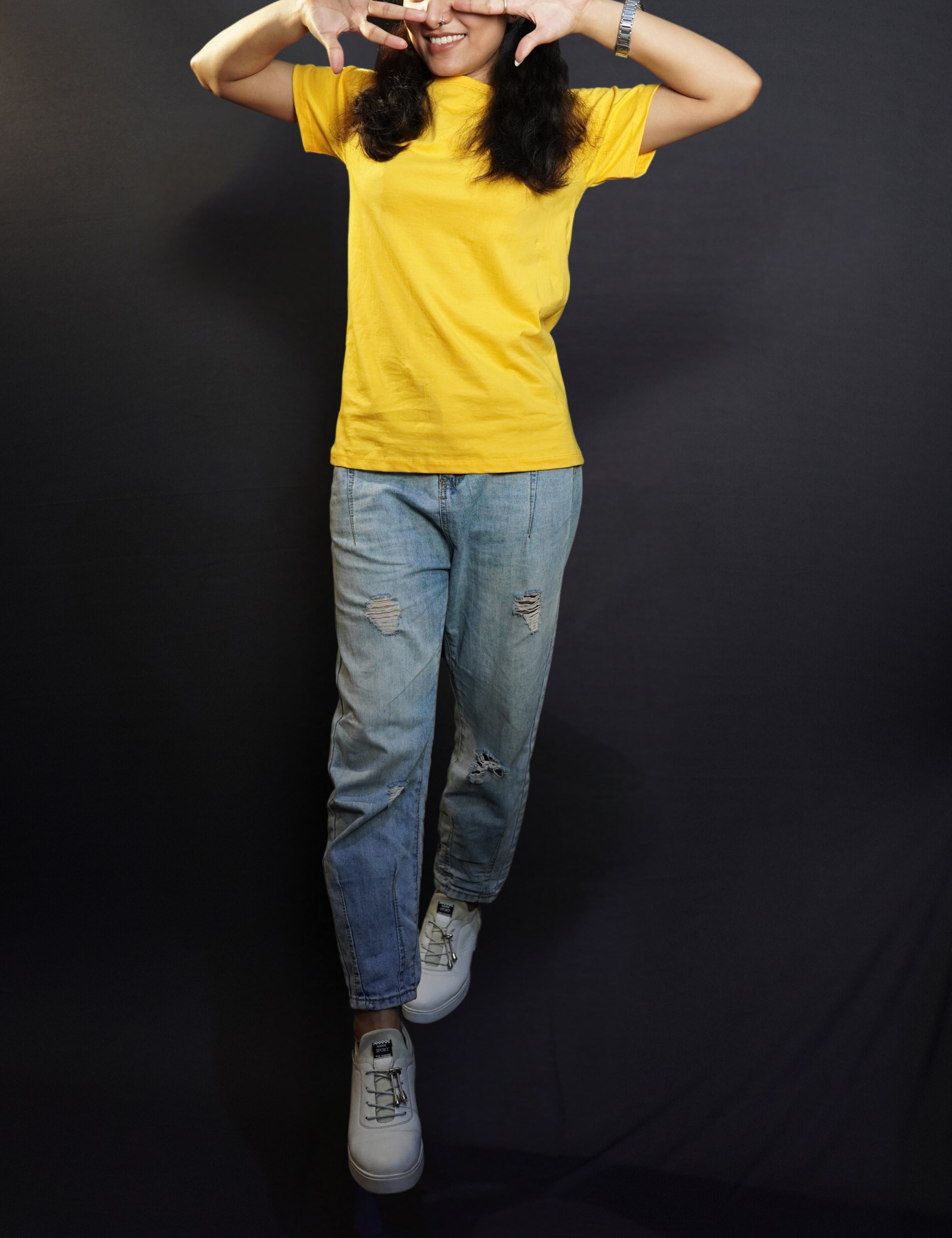 A model wearing golden yellow T shirt with short sleeves_Muselot