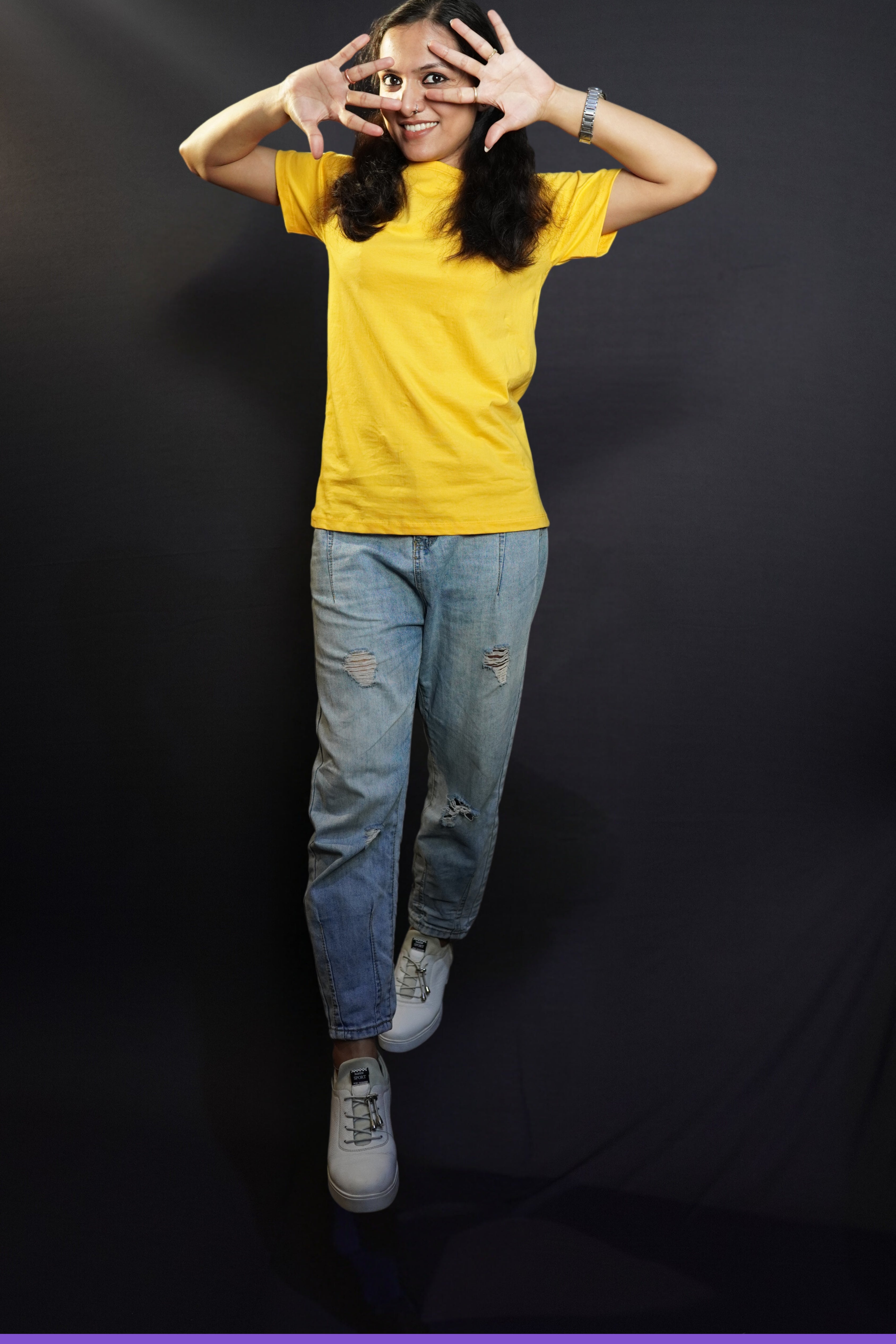 A model wearing golden yellow T shirt with short sleeves_Muselot