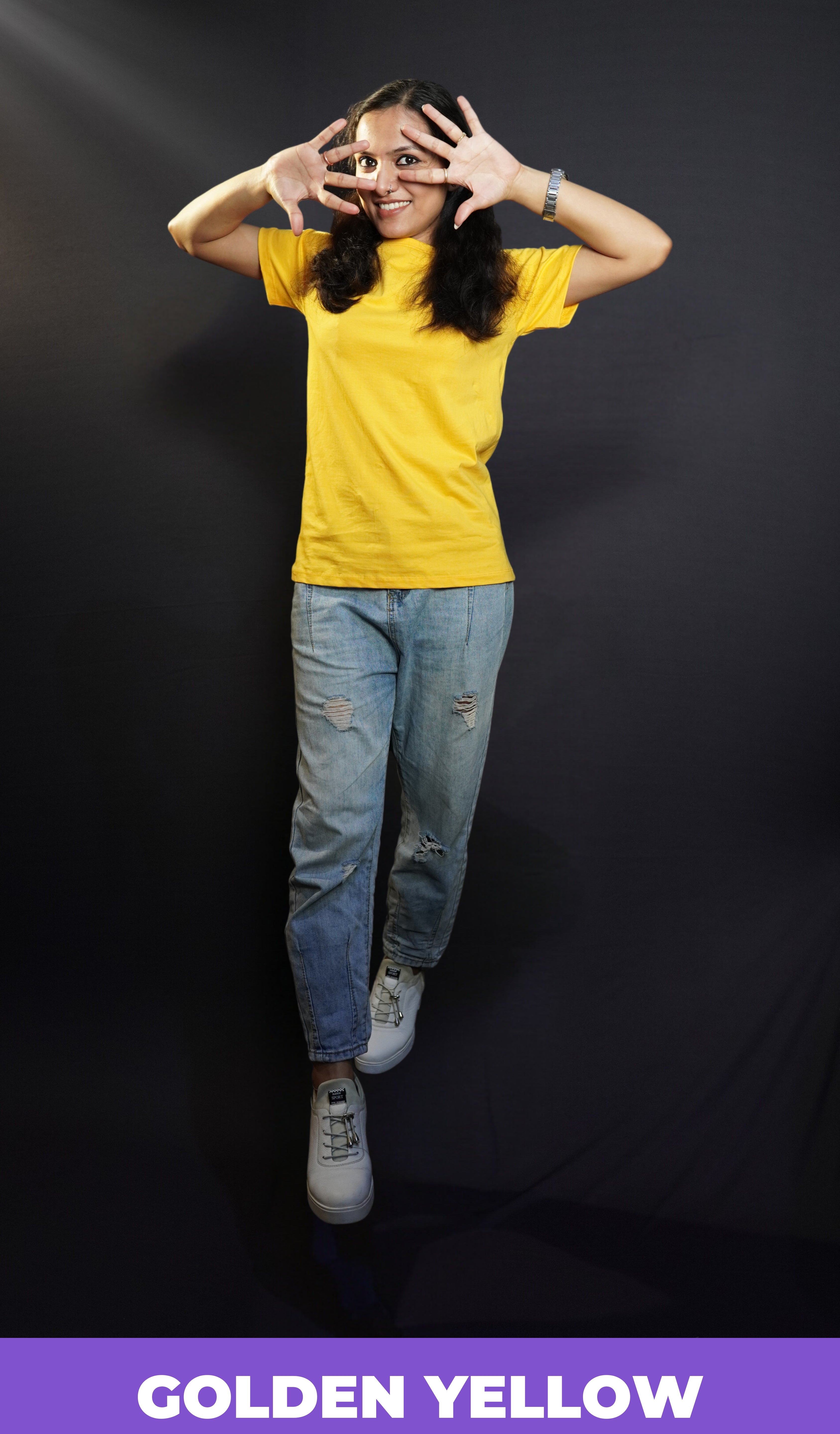 A model wearing golden yellow T shirt with short sleeves_Muselot