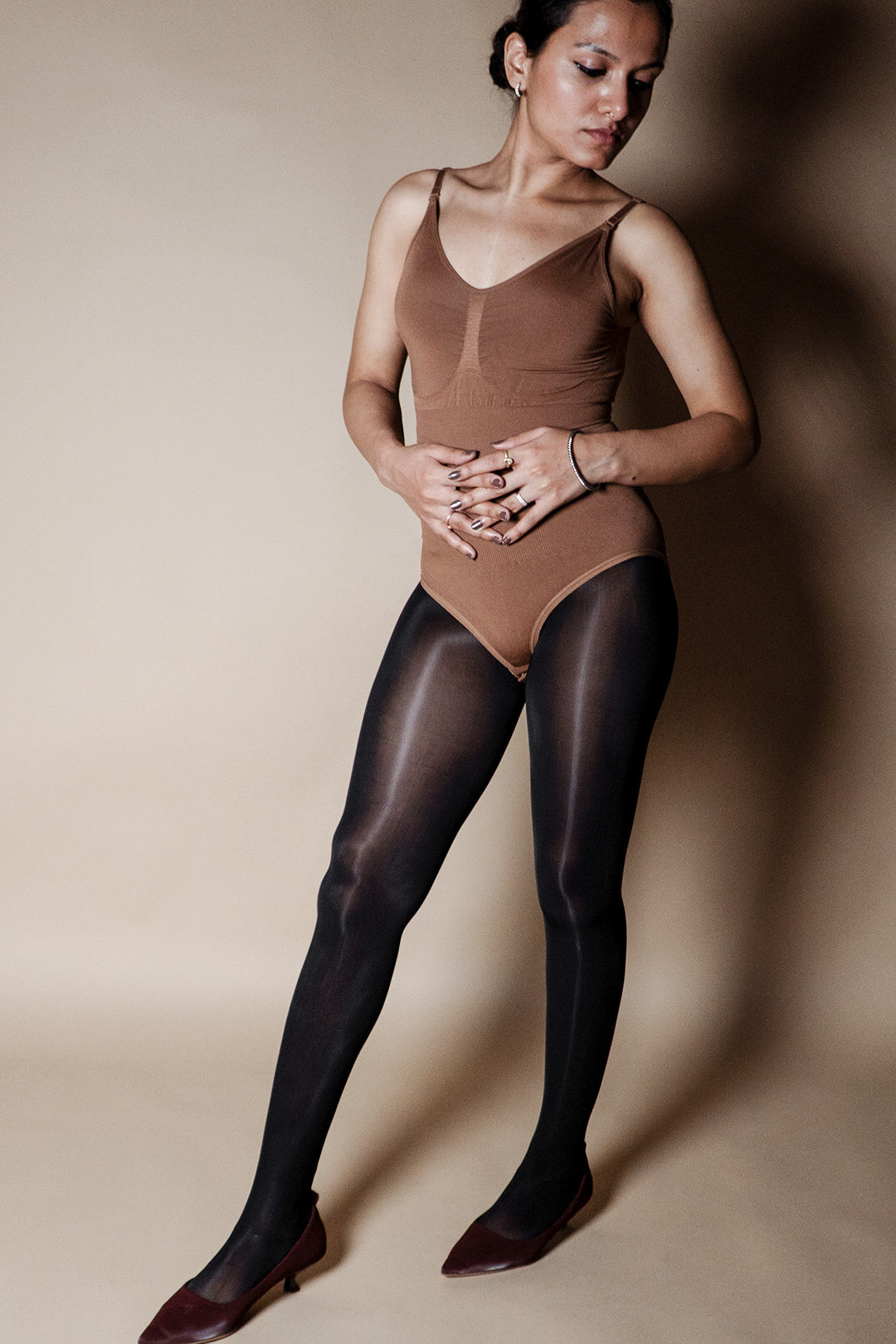 black_semi_sheer_glossy_thin_stockings_25_denier_shiny_pantyhose_2.jpg