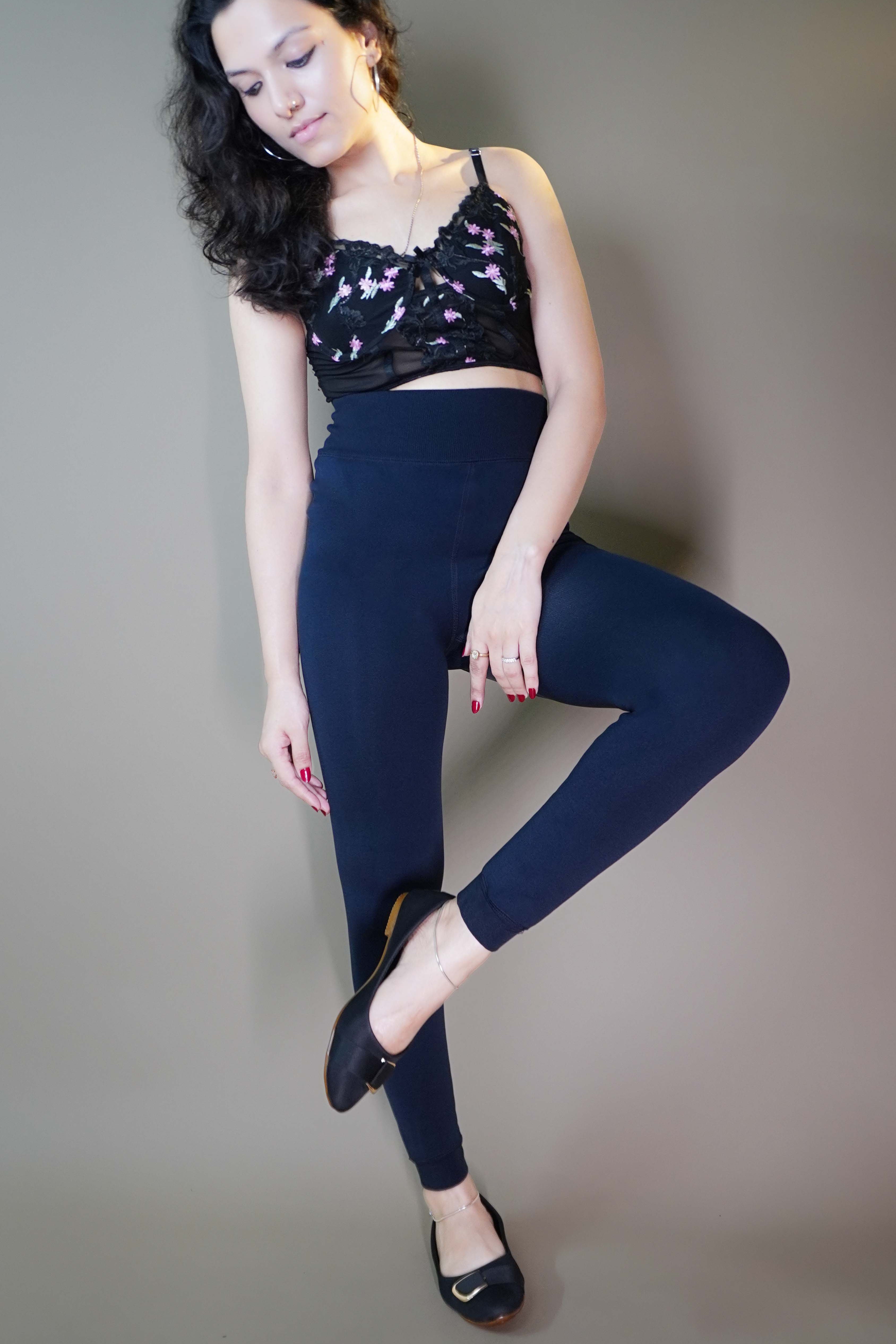 A model wearing comfy warm blue tights with a plush interior, showcasing their snug fit and cozy warmth for effortless winter style. -Muselot






