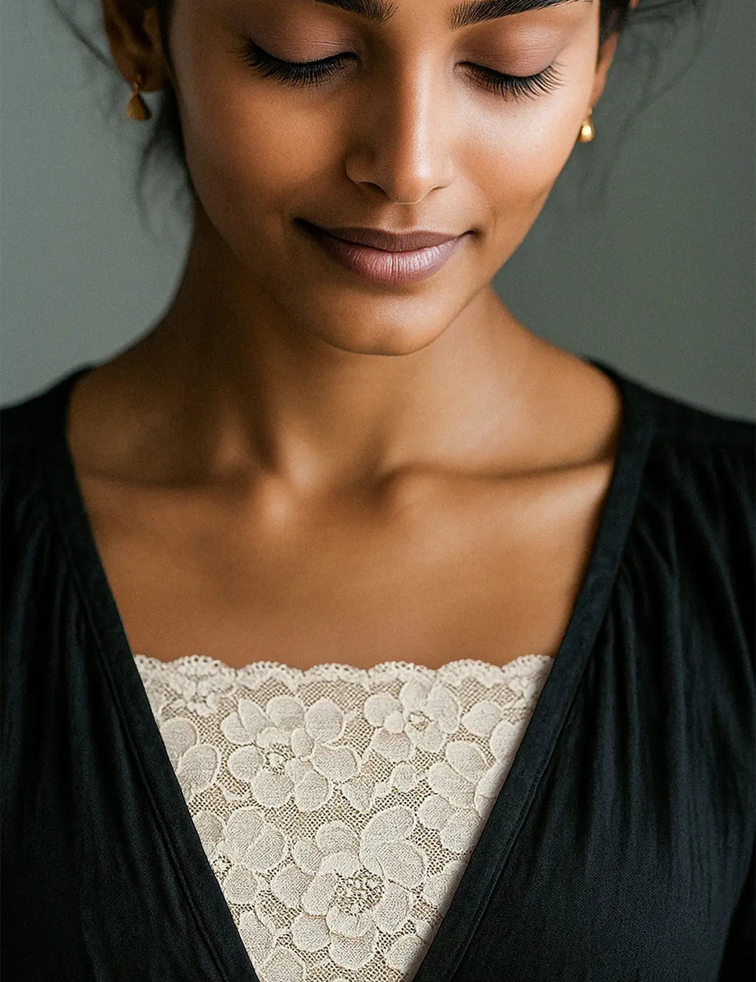 A model wearing Lacy beige Mockers, featuring soft floral lace that adds subtle sophistication and refined coverage to deep necklines – Muselot.