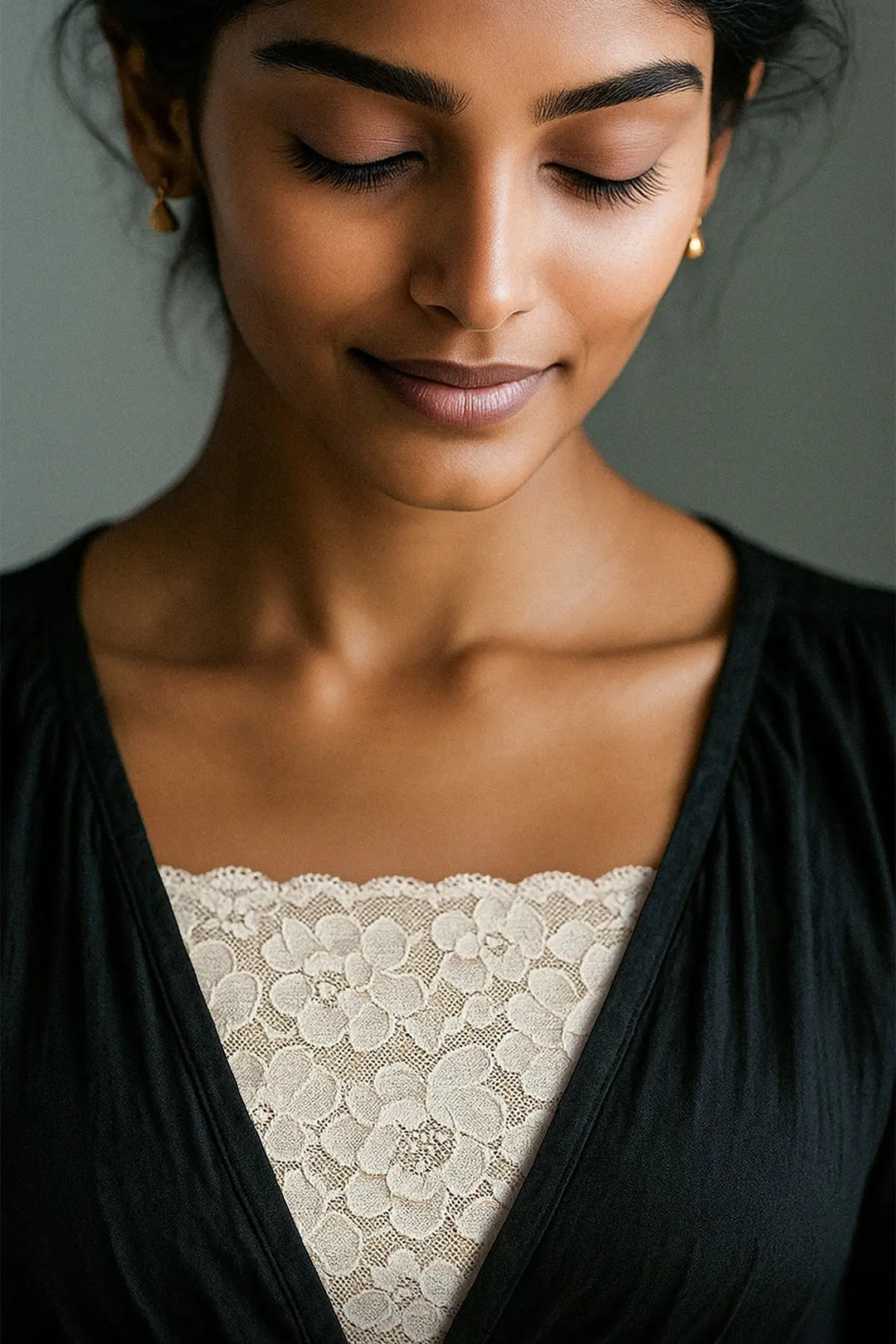 A model wearing Lacy beige Mockers, featuring soft floral lace that adds subtle sophistication and refined coverage to deep necklines – Muselot.
