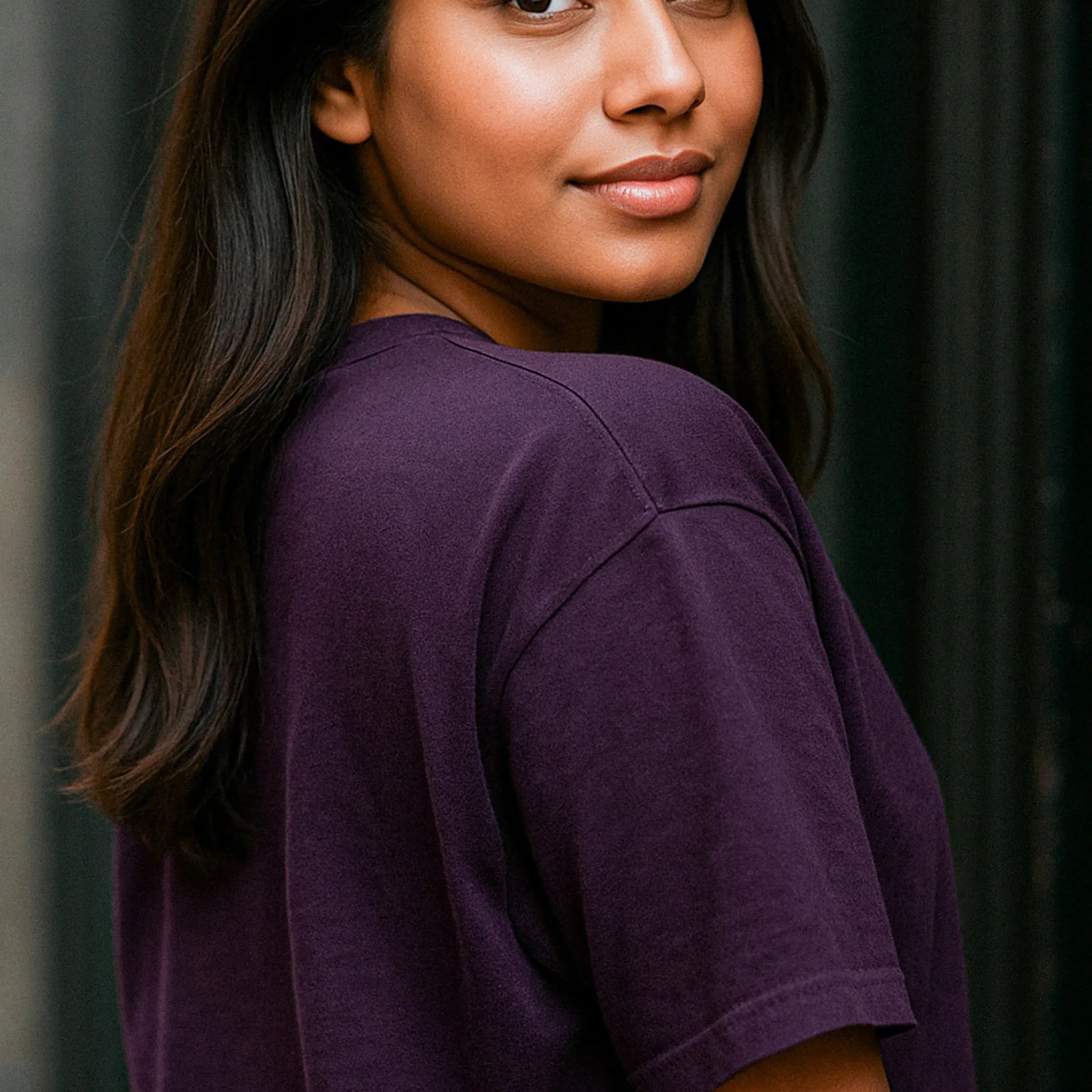 muselot-oversized-tshirt-purple-indian-model-smiling-look-back.webp