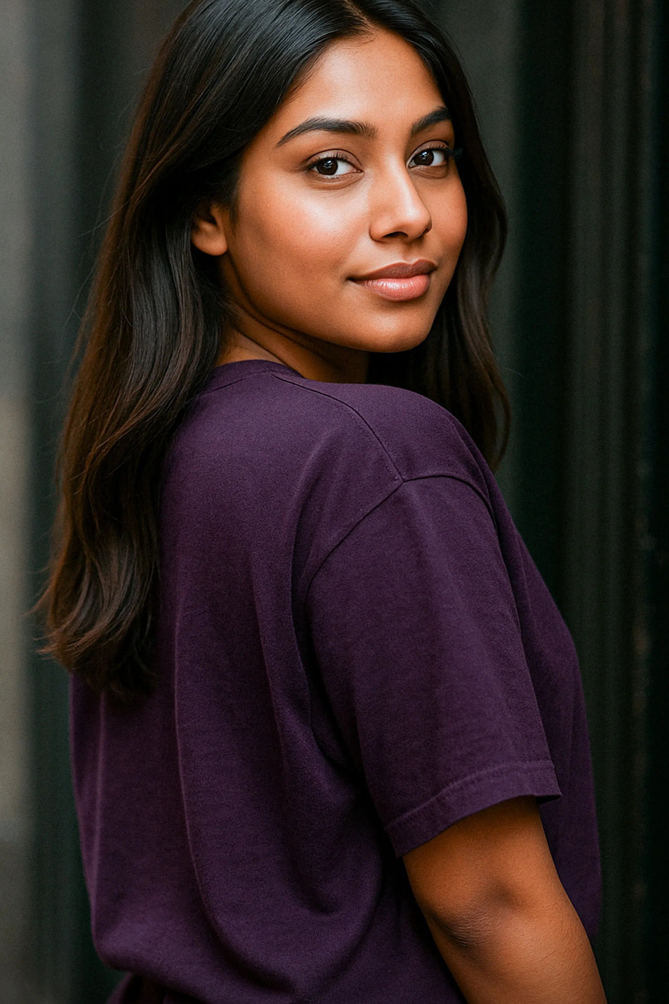 muselot-oversized-tshirt-purple-indian-model-smiling-look-back.webp