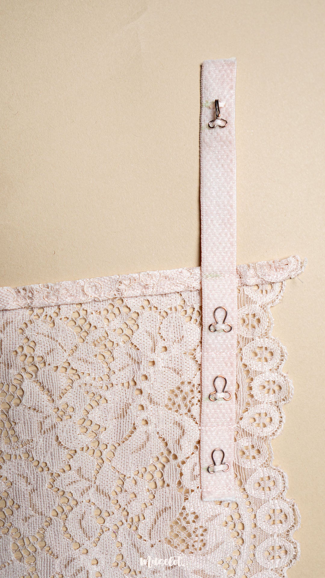 Peach Cream - Lace Mocker