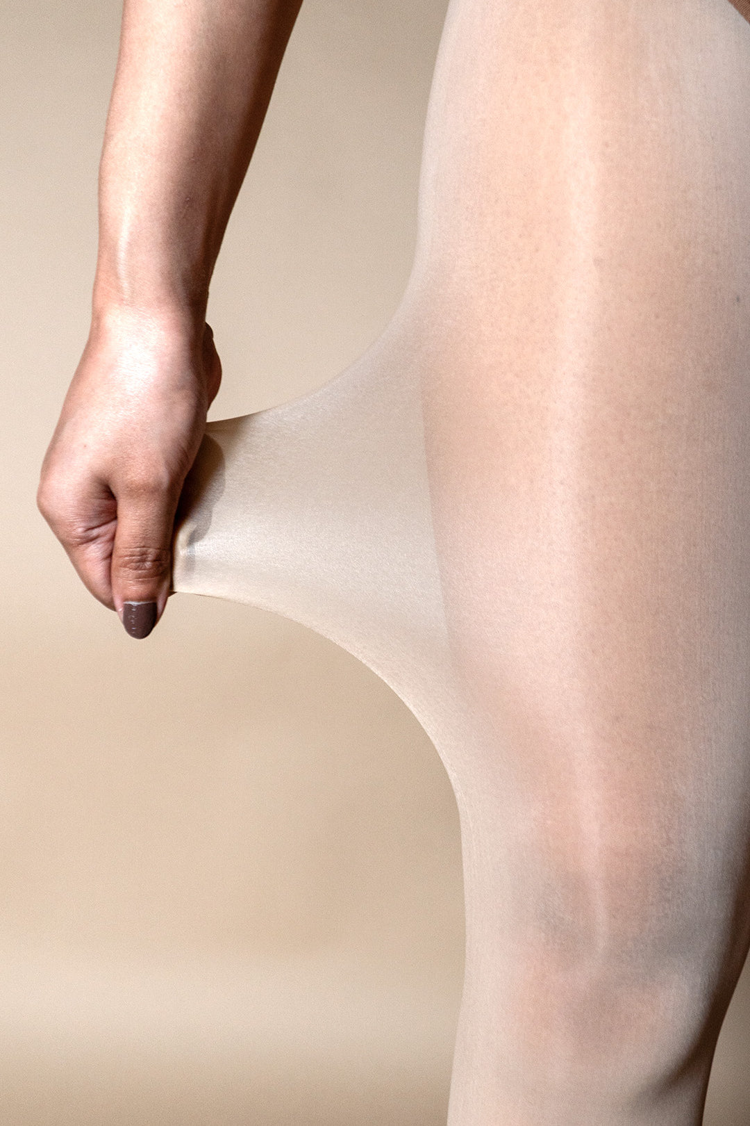 skin_semi_sheer_glossy_thin_stockings_25_denier_shiny_beige_pantyhose_16.jpg