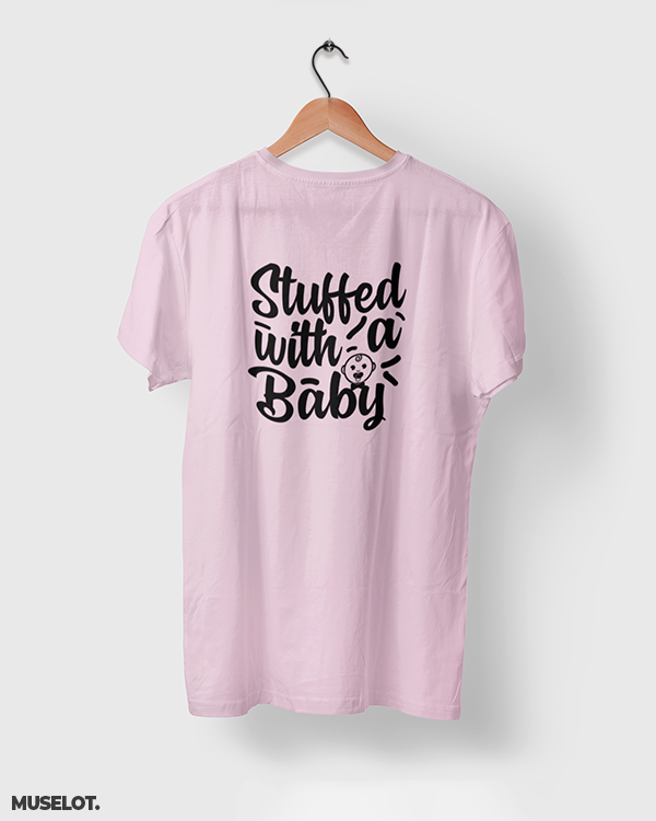 Stuffed with a baby printed t shirts in light pink for to be moms - Muselot