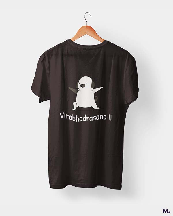 Muselot's Charcoal grey t-shirt printed with Virabhadrasana for yoga and dog lovers.